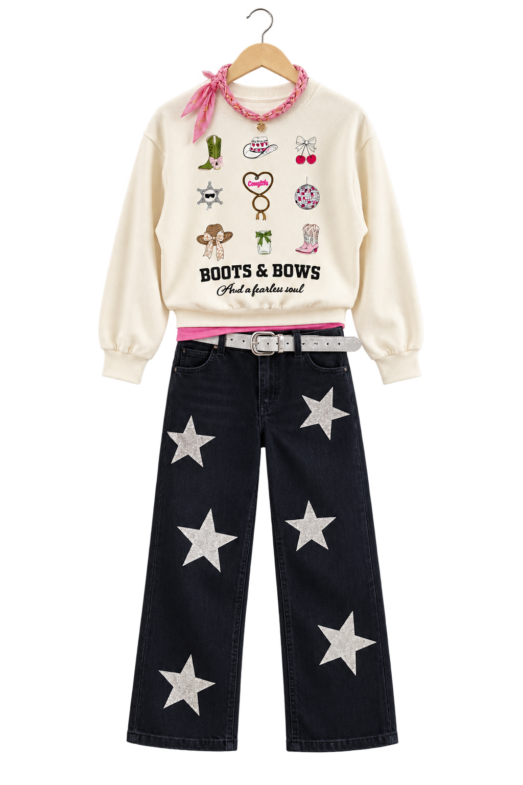 Boots & bows: Crèmekleurige sweater met Boots & Bows-print op de achterkant, een donkere sterrenbroek, zilverkleurige riem en roze ketting. De prijzen hieronder gelden voor deze vier items; het roze onderlaagje is niet meegerekend.