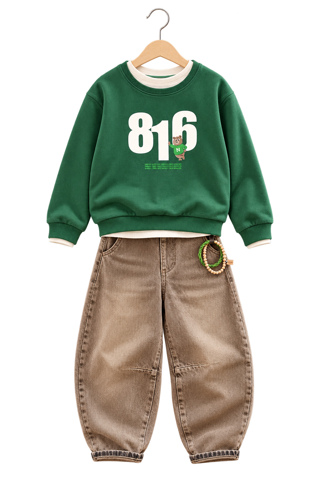 Green & barrel: Groene sweater met 816-print en beertje, gecombineerd met een bruine barrel jeans en armband. Het witte onderlaagje is niet meegerekend in de genoemde prijzen.