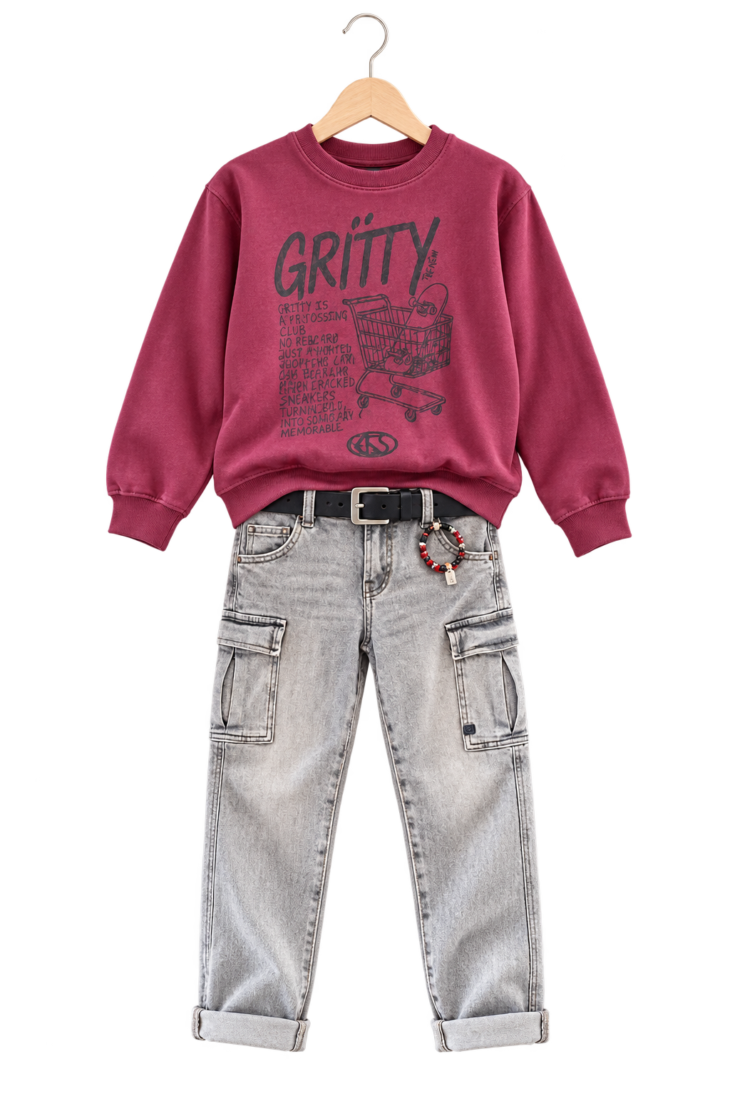 Gritty & cargo: Bordeaux sweater van The New met grijze cargojeans, een riem en armband. De sweater is er ook vanaf maat 98–104.