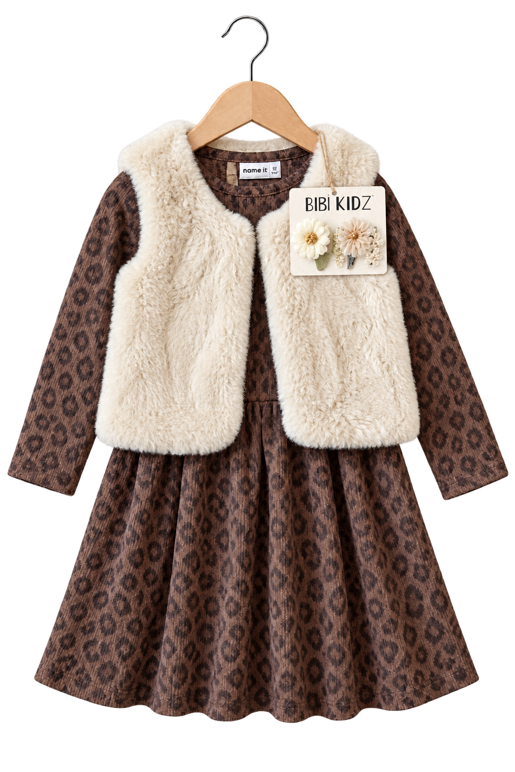 Teddy & panter: Een zacht gilet over een bruin panterjurkje, met bloemknipjes van BIBI KIDZ erbij.