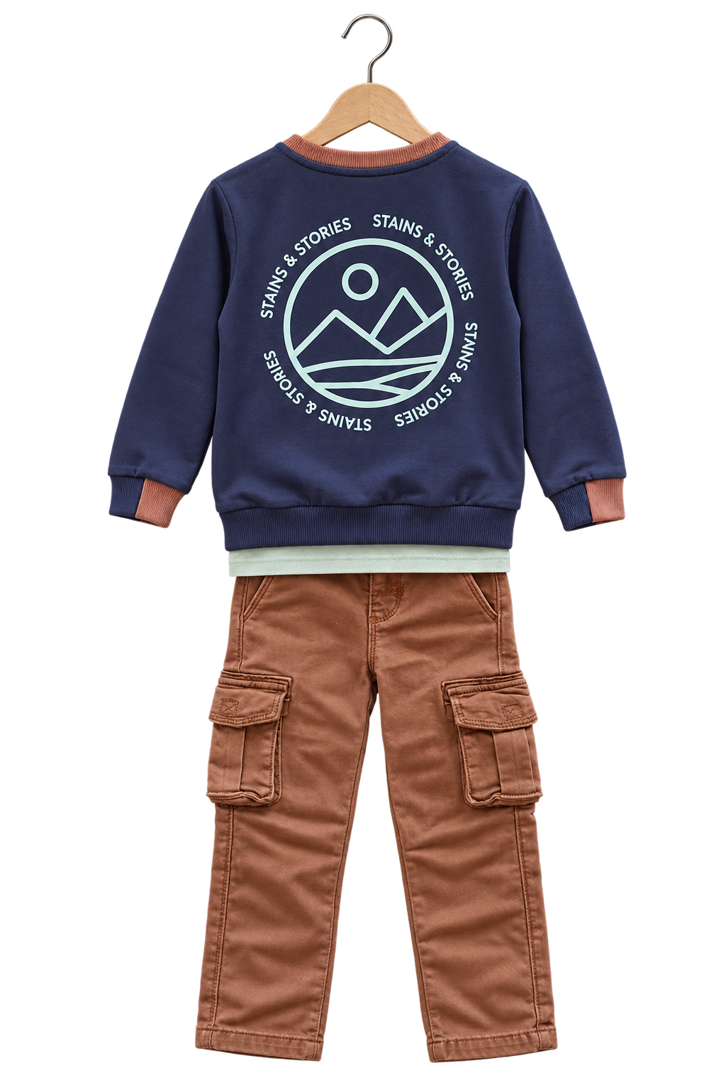 Navy & cargo: Blauwe Stains & Stories-sweater met grote rugprint en contrasterende boorden, een licht shirt en een warme bruine cargobroek.