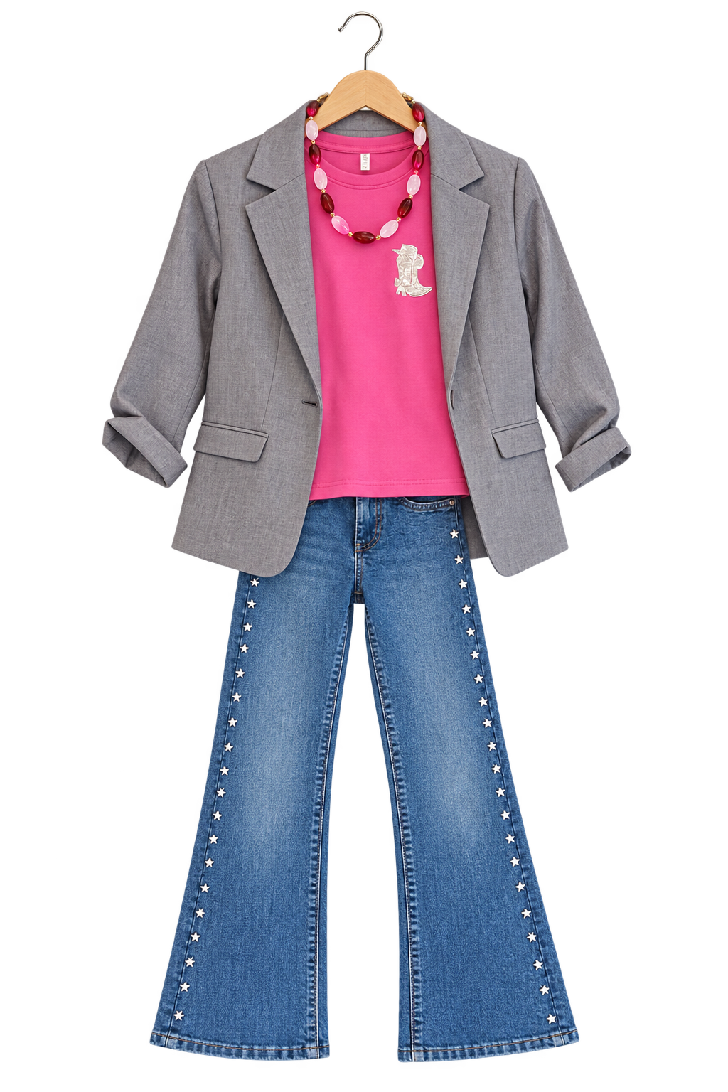 Pink & stars: Grijze blazer, felroze shirt en jeans met sterren langs de zijkant. De ketting maakt de set af; bekijk ook de achterkant van de blazer op de winkelfoto.