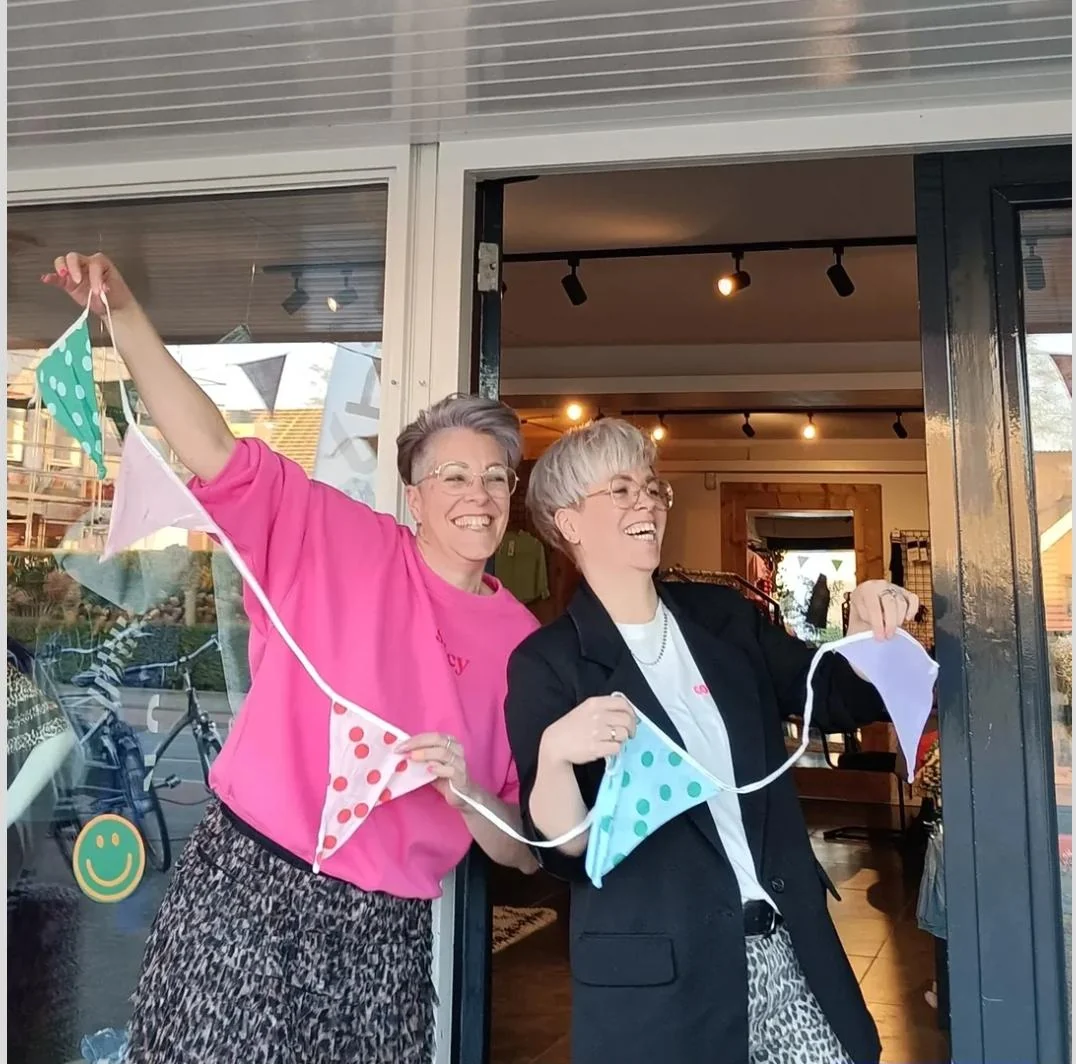 Juul en Jet lachend voor hun winkel in Wezep